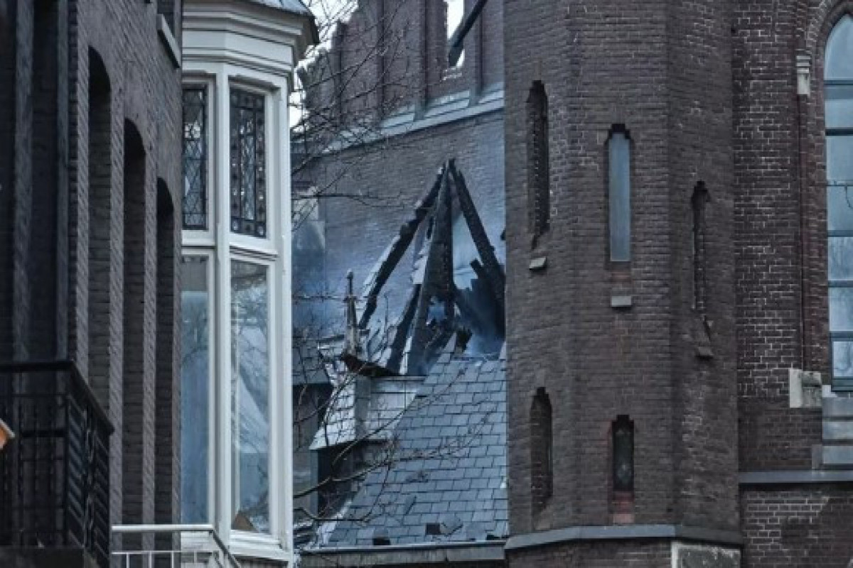 Amsterdamda təxminən 150 illik kilsə yanıb