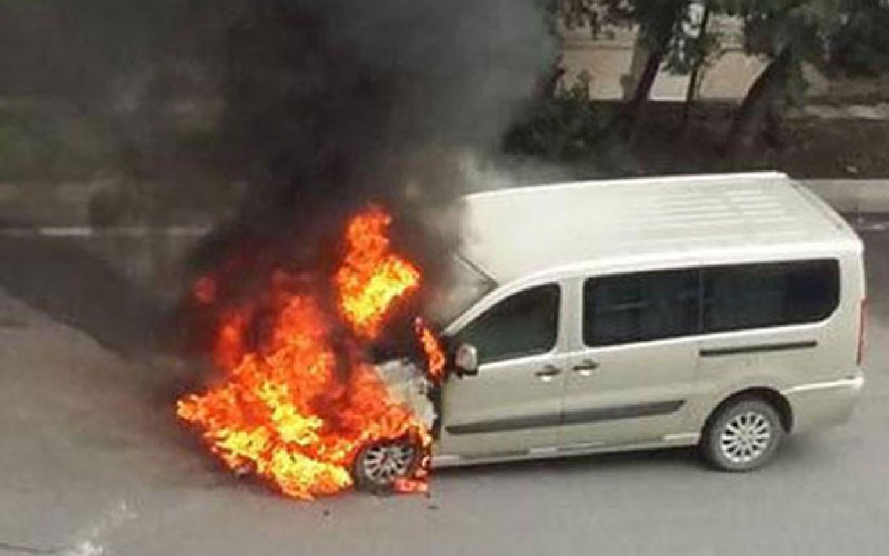 Qəbələdə "Ford" yandı