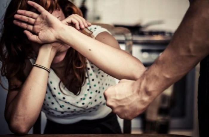 Saatlıda zəif eşidən kişi ucadan danışmayan arvadını döydü