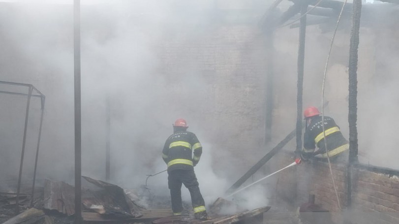 Gəncədə bir-birinə bitişik üç evdə yanğın olub - FOTOLAR