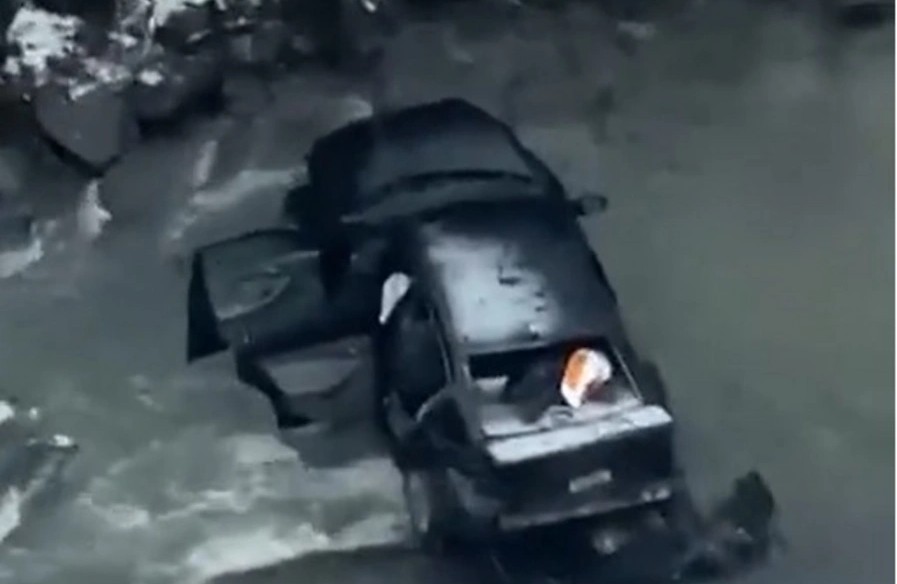 Lerikdə buzlu yolda sürüşən avtomobil çaya aşdı - VİDEO