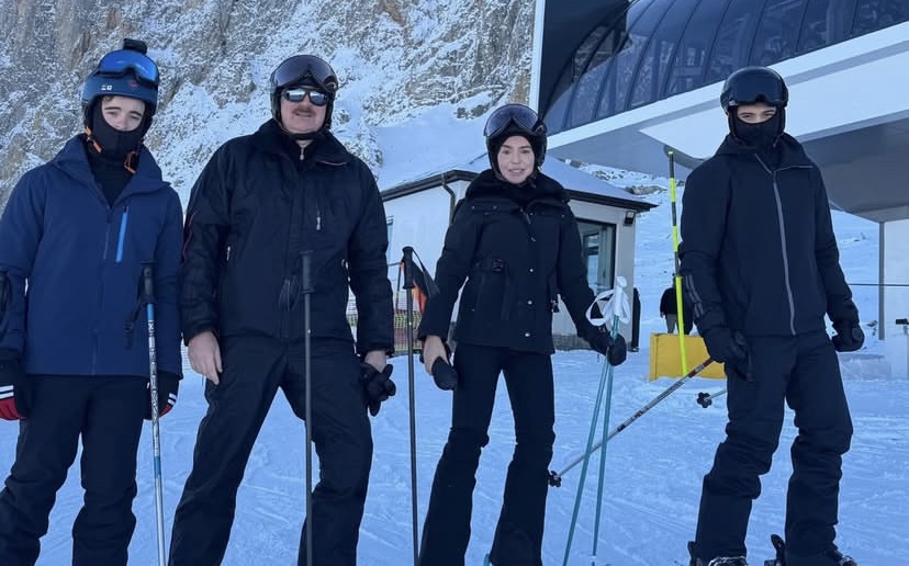 Prezident nəvələri ilə Şahdağda xizək sürdü - FOTOLAR