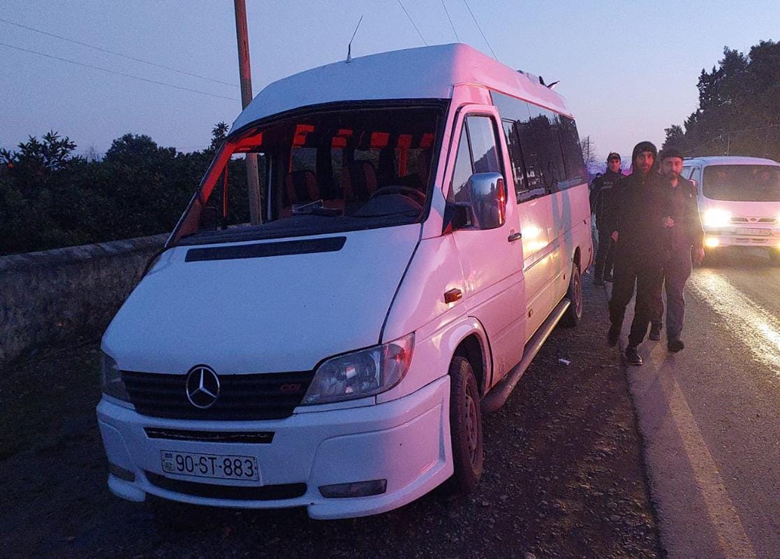 Astarada mikroavtobus aşdı - Ölən və yaralananlar var