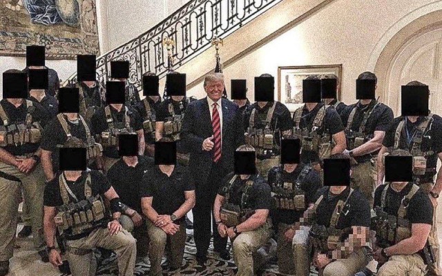 Tramp Maduronu ələ keçirən hərbçilərlə şəkil çəkdirdi