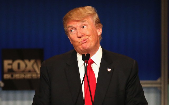 Tramp bu qəribə hərəkətləri ilə gündəm oldu - VİDEO