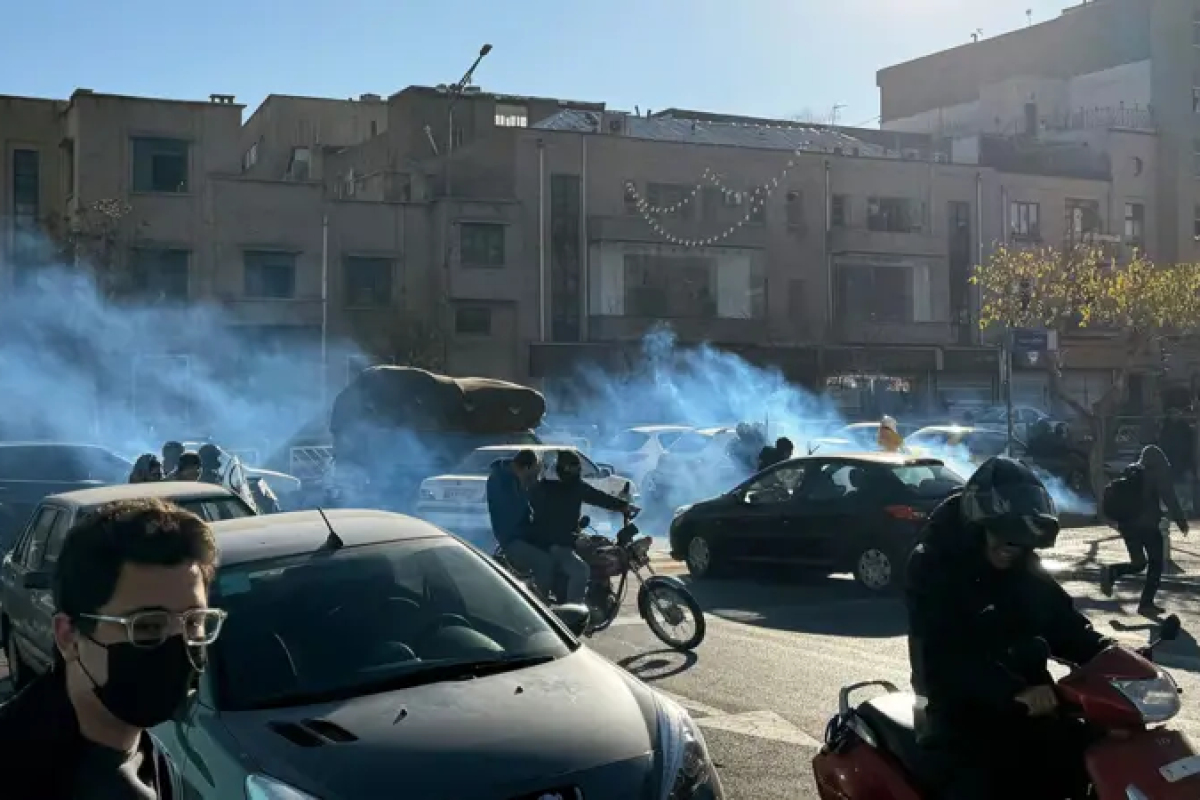 İranda etirazlar şiddətlənir - İnsanlara atəş açıldı