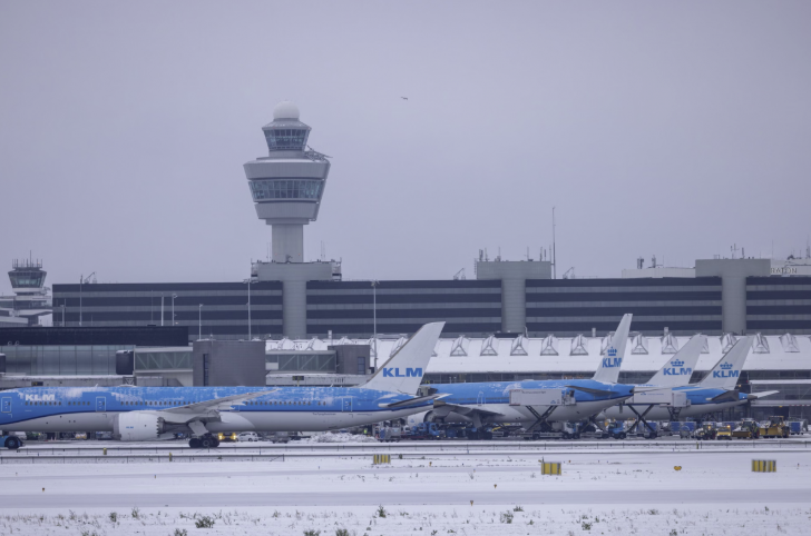 Amsterdam hava limanı 700 uçuşu ləğv edib