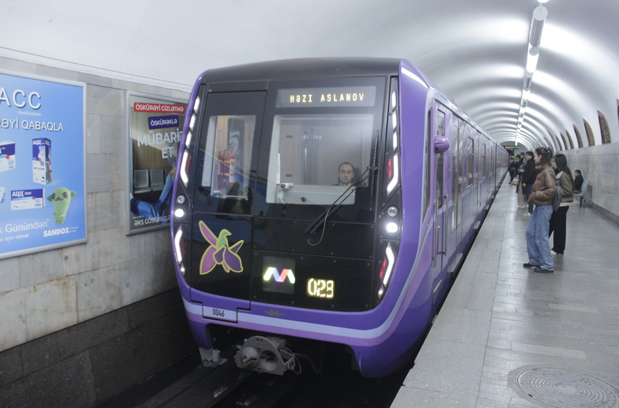 Bakı metrosunda faciə: Sərnişin stansiya yoluna düşdü, həlak oldu