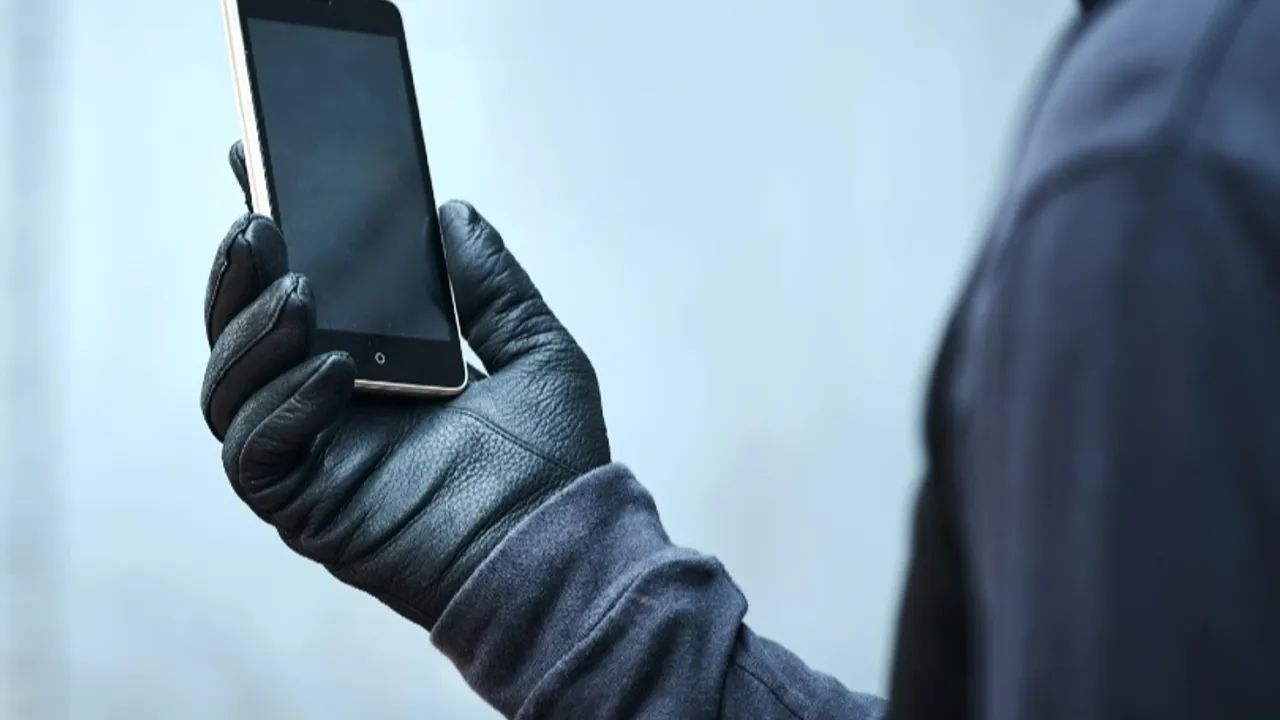 Telefonu oğurlayıb özünə tətbiqdən pul göndərdi - Polis saxladı