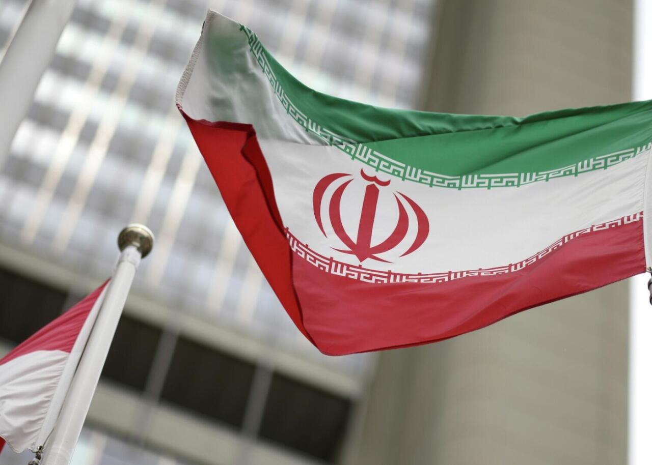 İranda vəziyyət kritik həddə: dövlət bayrağı endirildi - Video