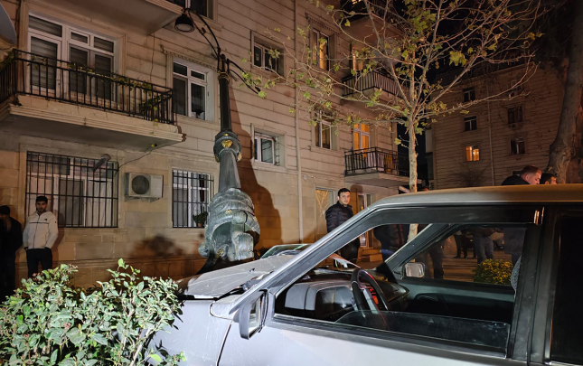 Avtomobil işıq dirəyini kökündən çıxardı - Yaralı var