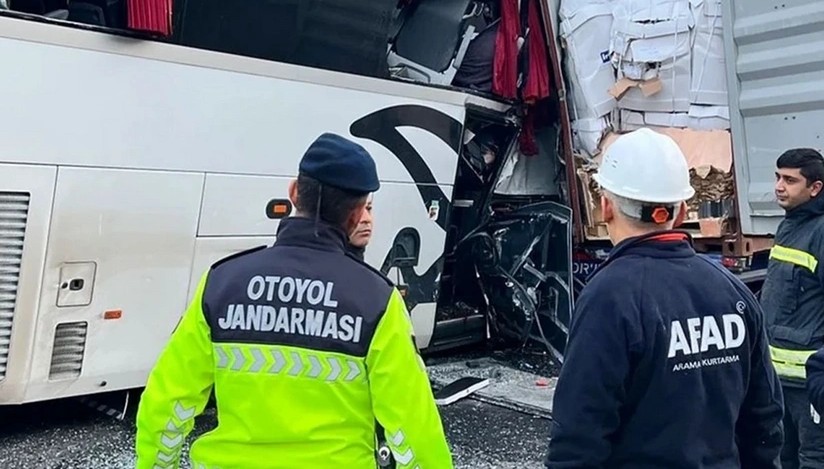 Qarsda avtobus yük maşınına çırpılıb, 9 nəfər xəsarət alıb