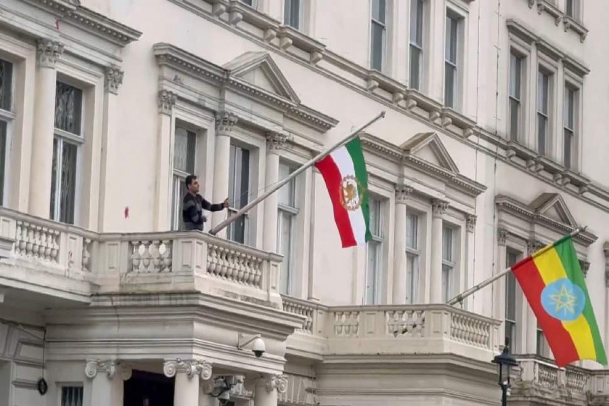 Londonda etirazçılar səfirliyinin binası üzərindəki İran bayrağını dəyişdiriblər - VİDEO