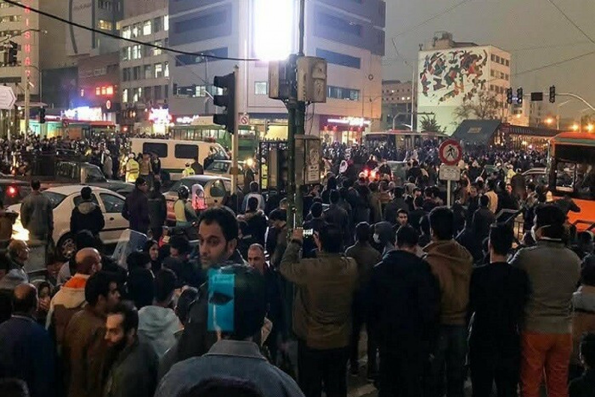 KİV: İranda etirazçılar 34 məscidi yandırıblar