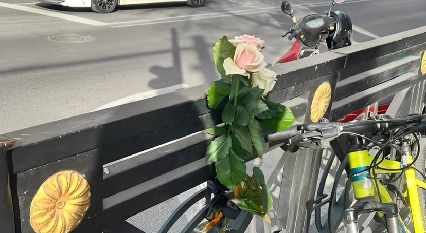 Şəhərin mərkəzində yarımçıq qalan ömür: Hər gün yenilənən güllər…