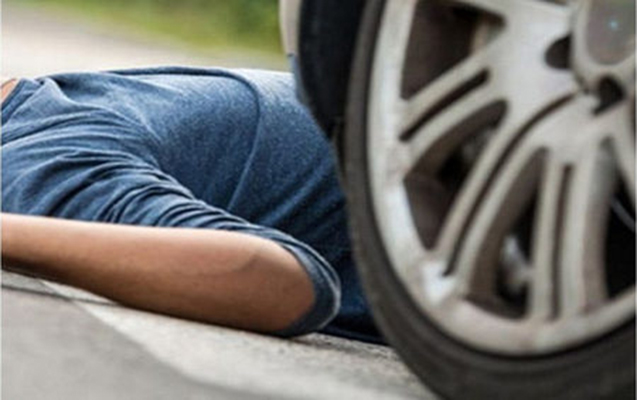 Məktəb direktoru avtomobillə piyadanı vurdu