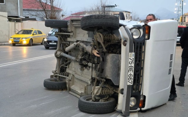 Naxçıvanda qəza oldu, maşınlardan biri aşdı - FOTO