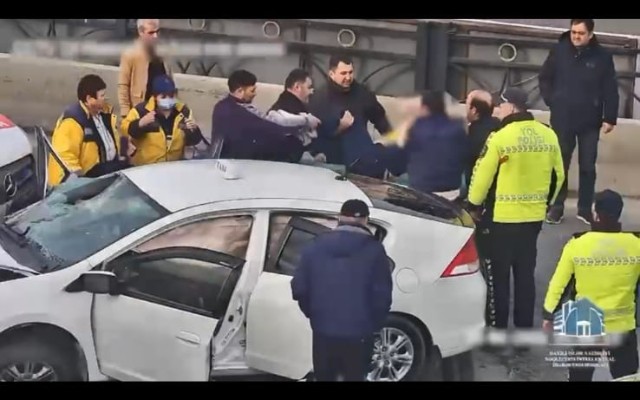 Bakıda körpünün üzərində yol qəzası olub, xəsarət alanlar var