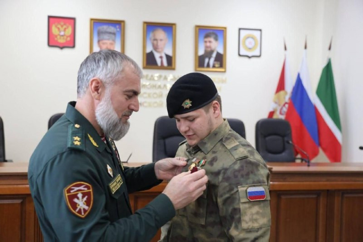 Ramazan Kadırovun oğlu avtomobil qəzasından sonra medalla təltif edilib
