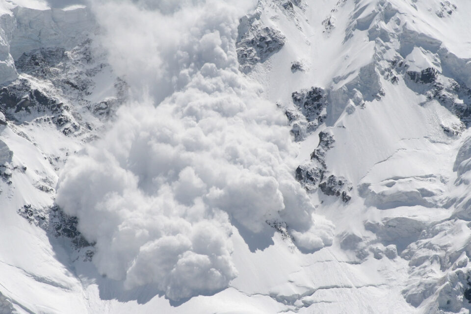 Qar uçqunu beş nəfərin ölümünə səbəb oldu - Avstriyada