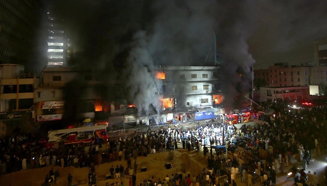 Pakistanda ticarət mərkəzində yanğın: Ölənlər var