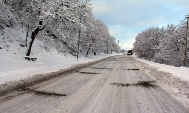 Ağsu aşırımında nəqliyyatın hərəkətində çətinliklər yaranıb