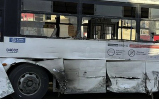 Gəncədə "KamAz" avtobusla toqquşdu - Xəsarət alan var