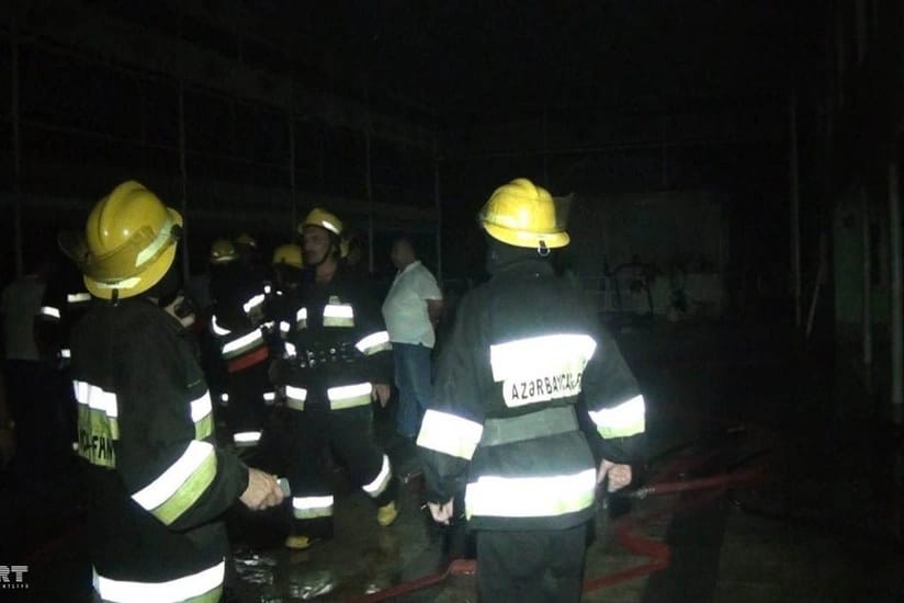 Bakının mərkəzində dönərxana yanır