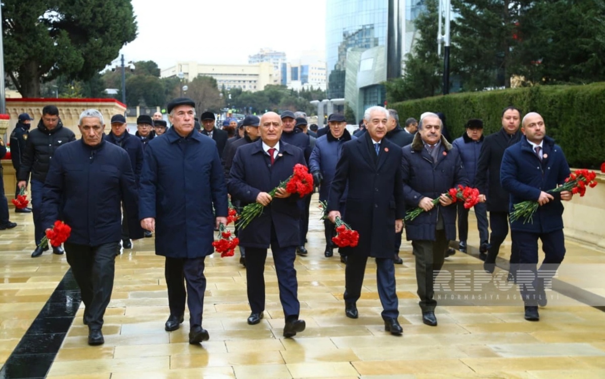 Dövlət və hökumət rəsmiləri Şəhidlər xiyabanını ziyarət ediblər