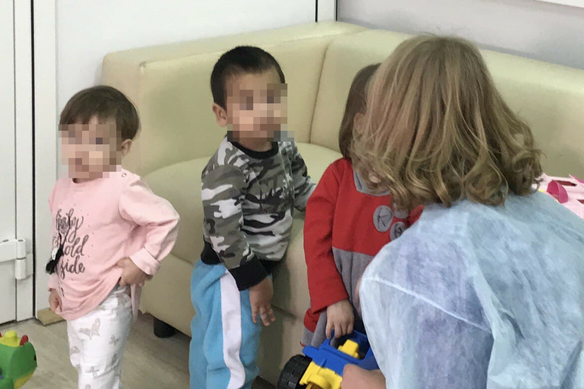 Qazaxıstanda dəhşət: Övladlarını ütü ilə yandırıb, dəmirlə döyən ana həbs olundu