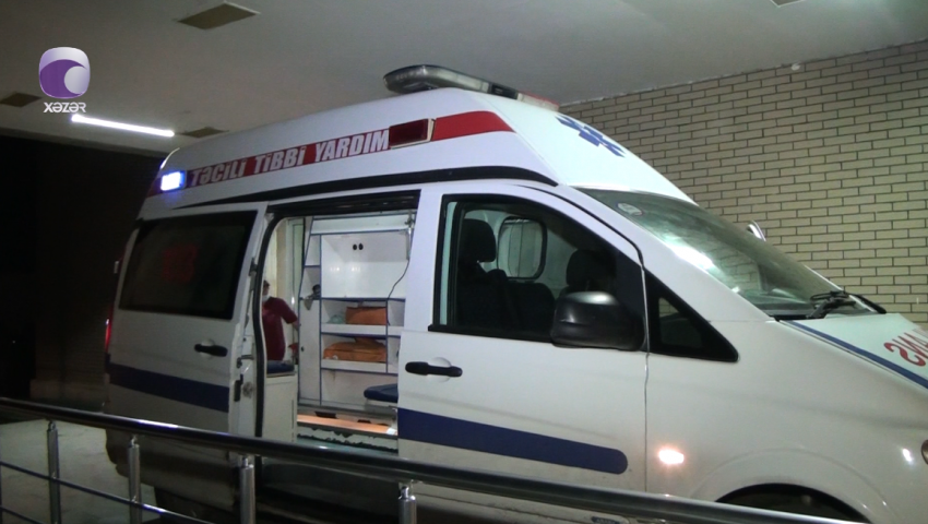 Təcili tibbi yardım briqadası ağır vəziyyətdə olan uşağı yolda düşürüb? - Video