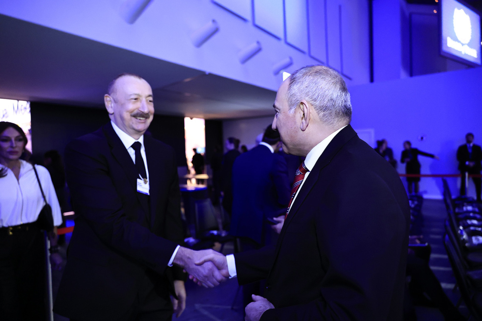 İlham Əliyev Davosda Paşinyanla ayaqüstü söhbət etdi