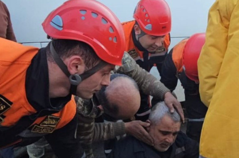 Təmir zamanı avtobusun altında qalan kişi belə xilas edildi - VİDEO