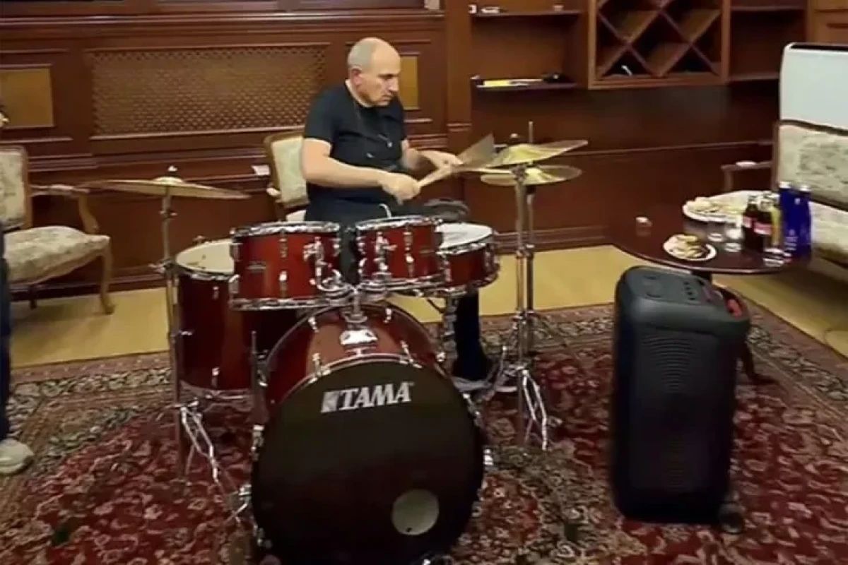 Nikol Paşinyan öz musiqi qrupunu yaradıb - FOTO