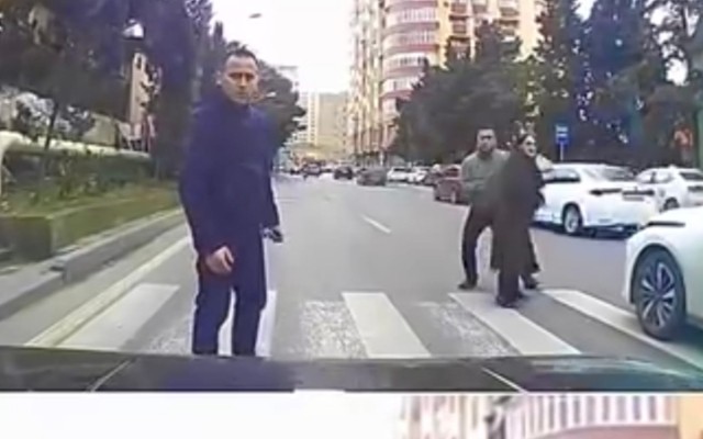 Piyada keçidində insident - Avtomobilin üzərinə tullandı - VİDEO