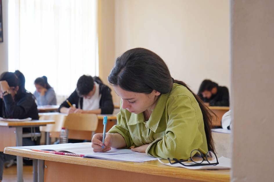 Ali məktəblərə muxtariyyət verilməsi müzakirə edilir - VİDEO