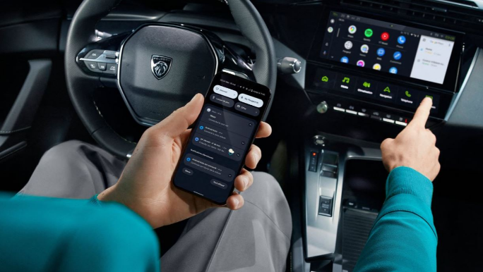 Taksi sürücülərinin sükan arxasında filmə baxmaları narazılığa səbəb olur - VİDEO