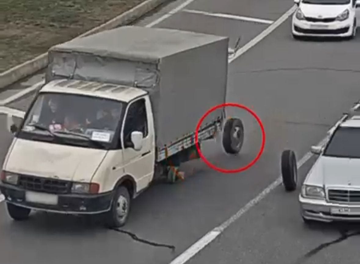 Hərəkət edən yük avtomobilinin təkərləri yerindən çıxdı - ANBAAN VİDEO