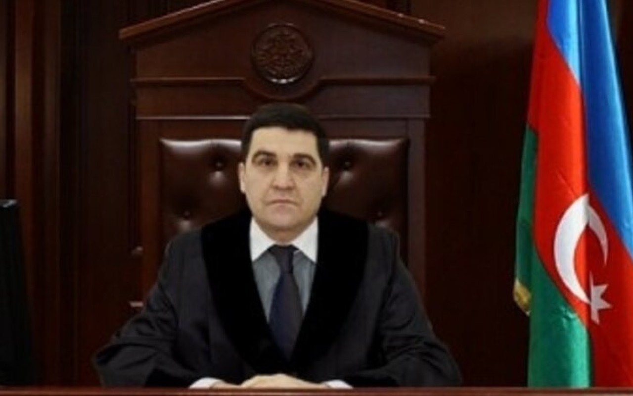 Bakıda məhkəmə sədrinin oğlu arvadını bıçaqlayıb özünü binadan atdı