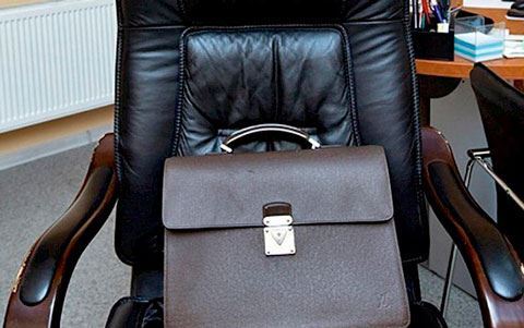 Nazir deputatın yaxın qohumunu işdən çıxardı - FOTO