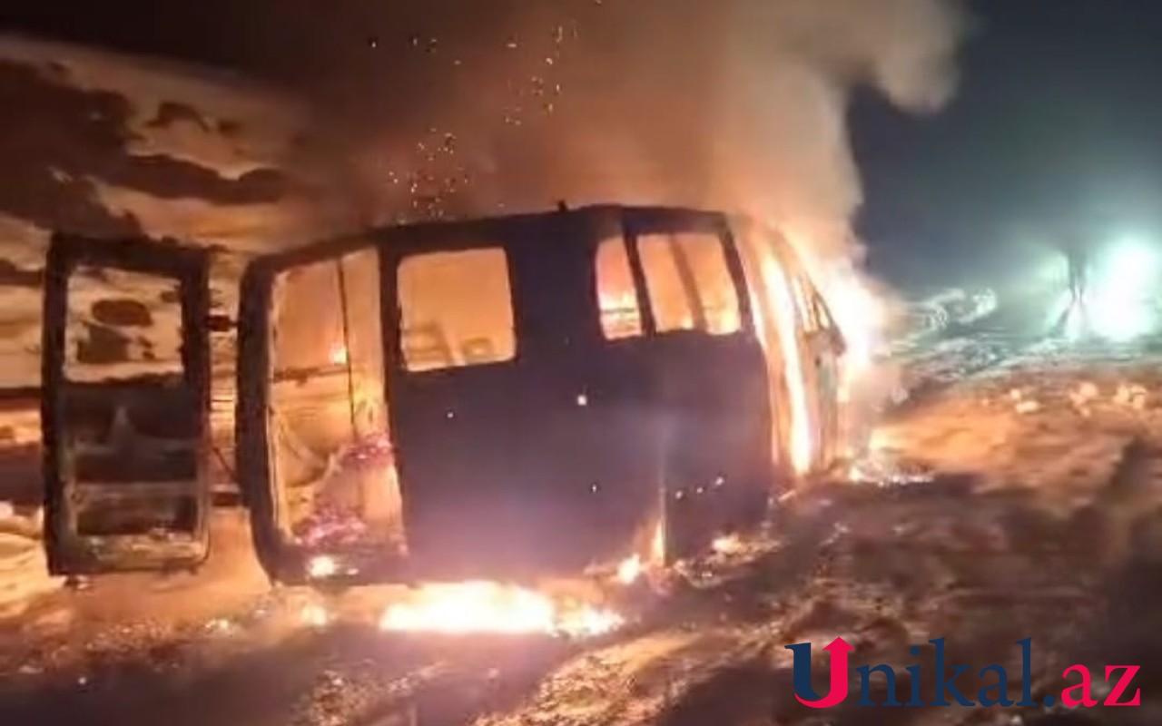 Lerikdə mikroavtobus yanaraq kül oldu