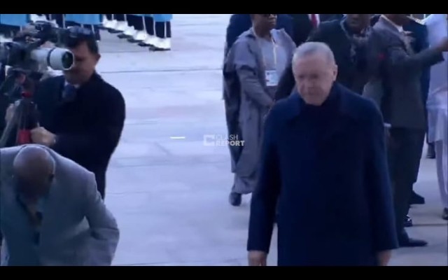 Ərdoğanla görüşən prezident büdrəyərək yıxıldı - VİDEO