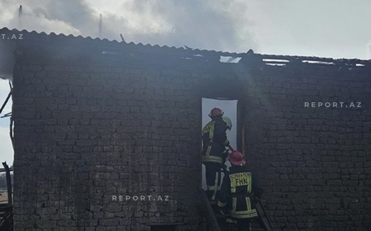 Kürdəmirdə ev yanaraq külə döndü