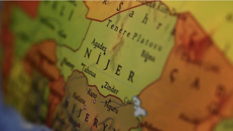 Niameydə hava limanı yaxınlığında partlayışlar: sərnişin təyyarəsi məcburi eniş etdi