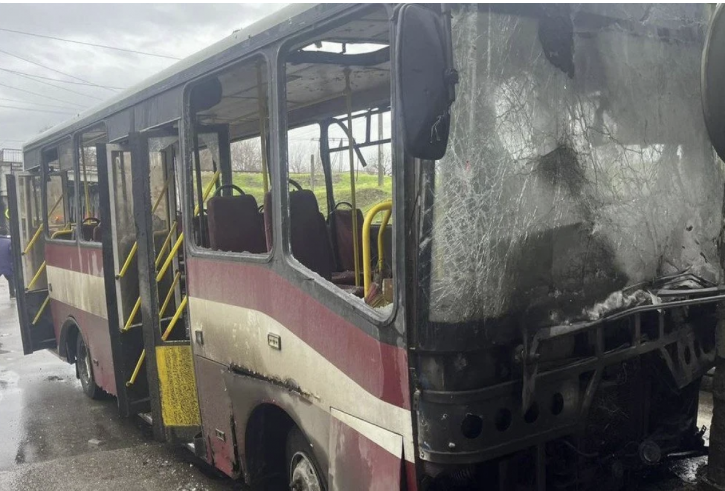 Rusiya ordusunun Xersona atdığı mərmi avtobusa dəyib