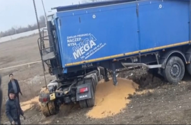 Ucarda yük maşını ilə minik maşını toqquşub, yaralılar var 