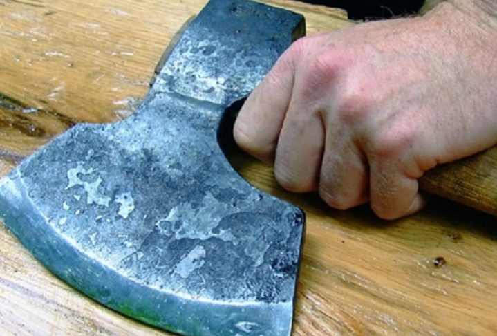 Cəlilabadda kişi qardaşı övladlarını baltalamaqda şübhəli bilinir