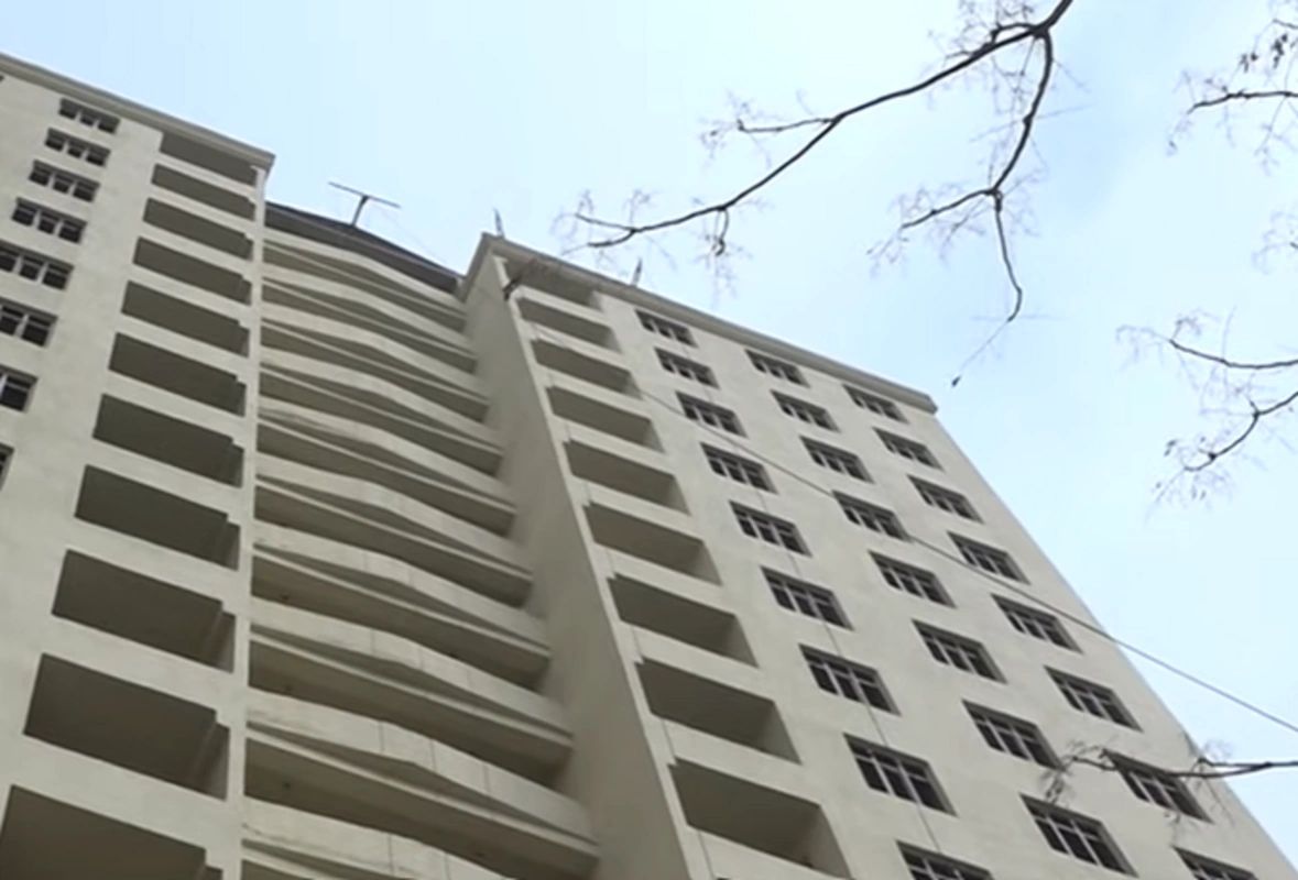 "Evimizi sökdülər, 10 ildir binanı təhvil vermirlər" - Sakinlər tikinti şirkətindən şikayət etdilər - VİDEO