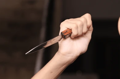 Bakıda yeniyetmə qız anasını döydüyü üçün atasını bıçaqladı