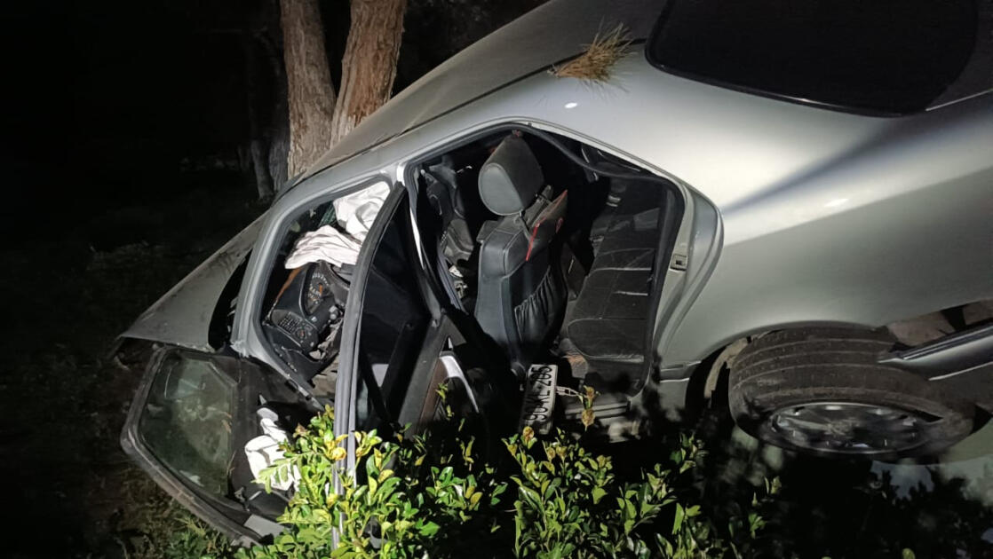 Gəncədə avtomobil ağaca çırpıldı - Xəsarət alan var